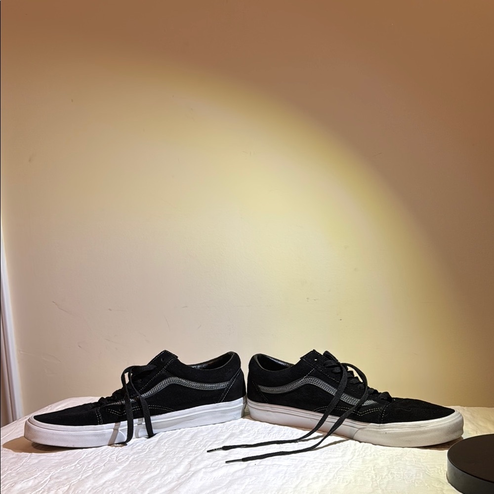 Suede Vans Black and White Old Skool Sneakers - Picture 7 of 7
